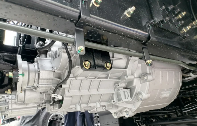 In electric heavy-duty trucks with centralized drive, the motor and gearbox are installed in the middle of the chassis. In electric heavy-duty trucks with centralized drive, the motor and gearbox are installed in the middle of the chassis.
